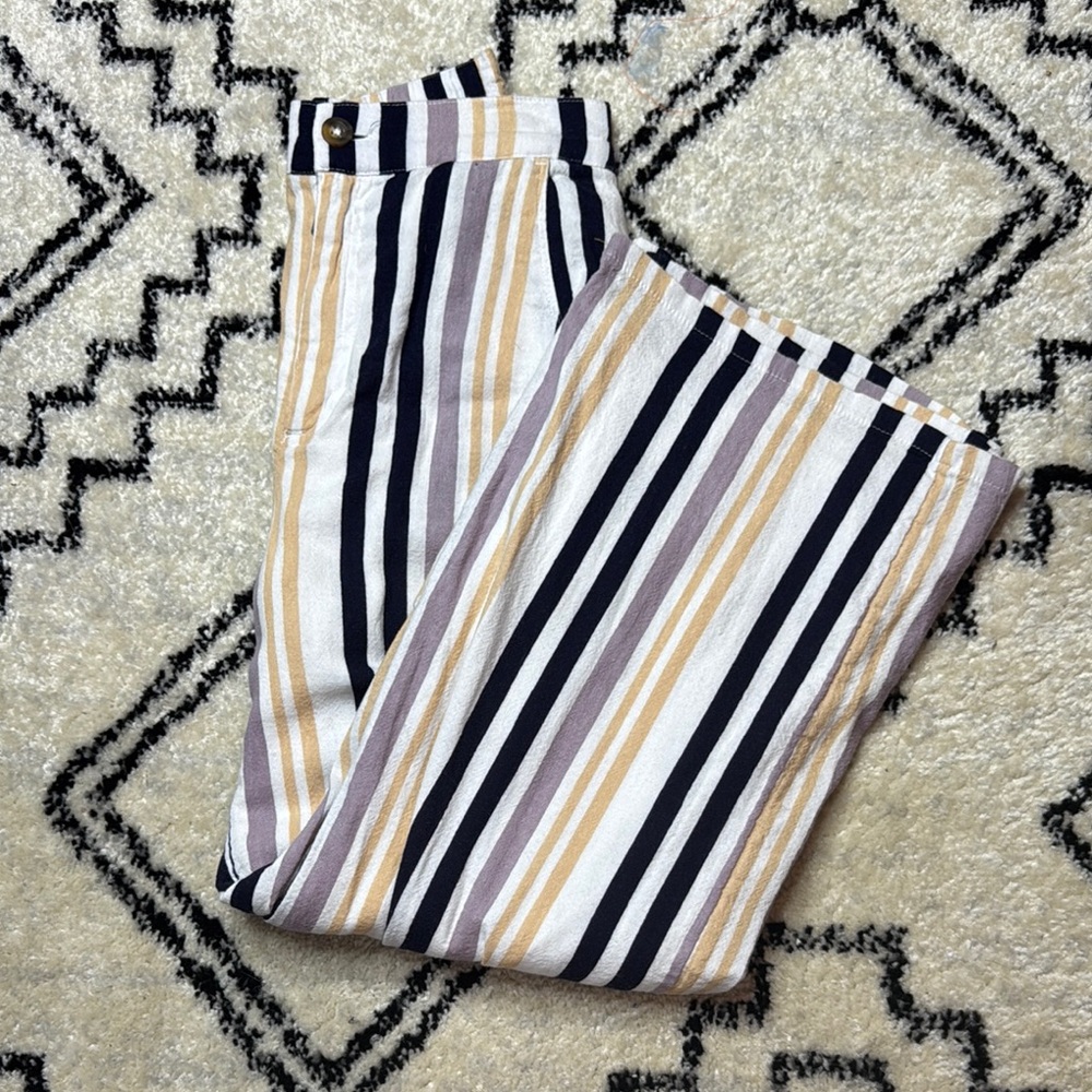 Hollister White and Blue Striped Capris
